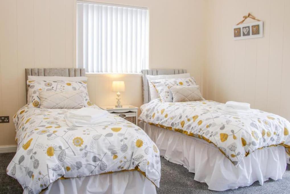 Fabulous Detached Lodge With Hot Tub Two Nights Minimum Stay Бриджнорс Экстерьер фото